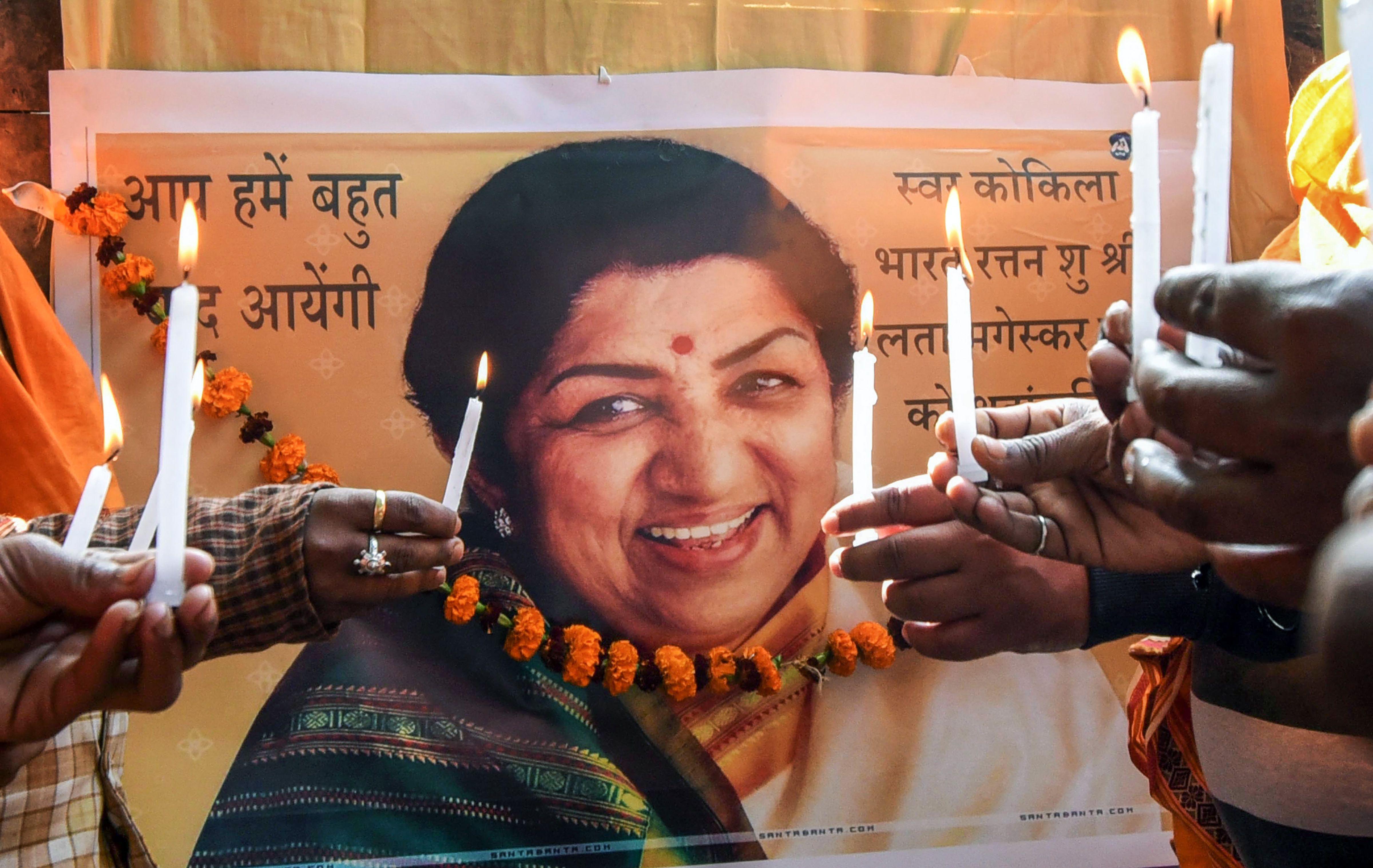 People light candles to pay tribute to veteran singer Lata Mangeshkar at Sant Pashupatinath Vedic School, in Patna. Pic/PTI